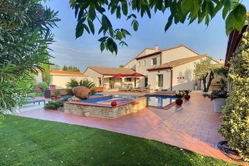Gîte pour 6 personnes, avec piscine ainsi que jardin et terrasse à Théza