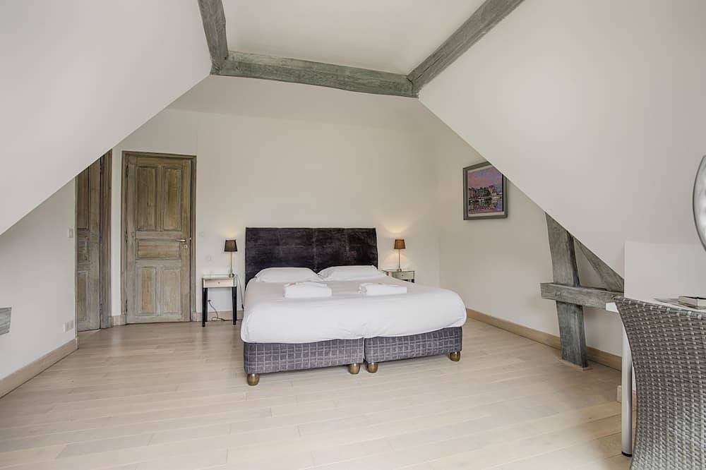 Cerca de Deauville. Alquiler de nueva casa de la piscina in Touques, Region de Lisieux