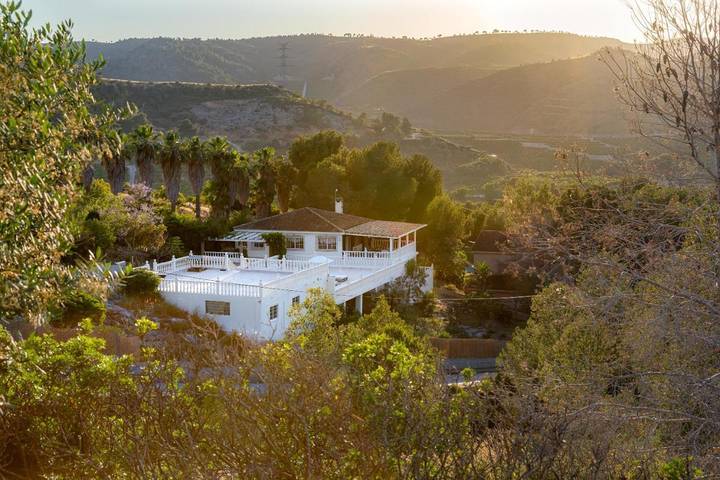 Casa rural para 9 personas, con piscina además de vistas y jardín en Alberique
