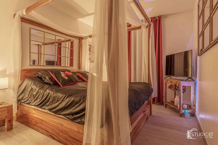 Location de vacances pour 2 personnes, avec vue ainsi que piscine et jardin, animaux acceptés à Rousson