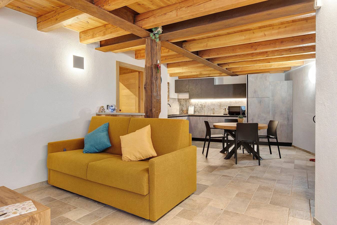 Appartement entier, Appartement 'La Mèizòn' avec vue montagne, jardin commun et Wi-Fi in Rhêmes-Notre-Dame, Massif du Ruitor