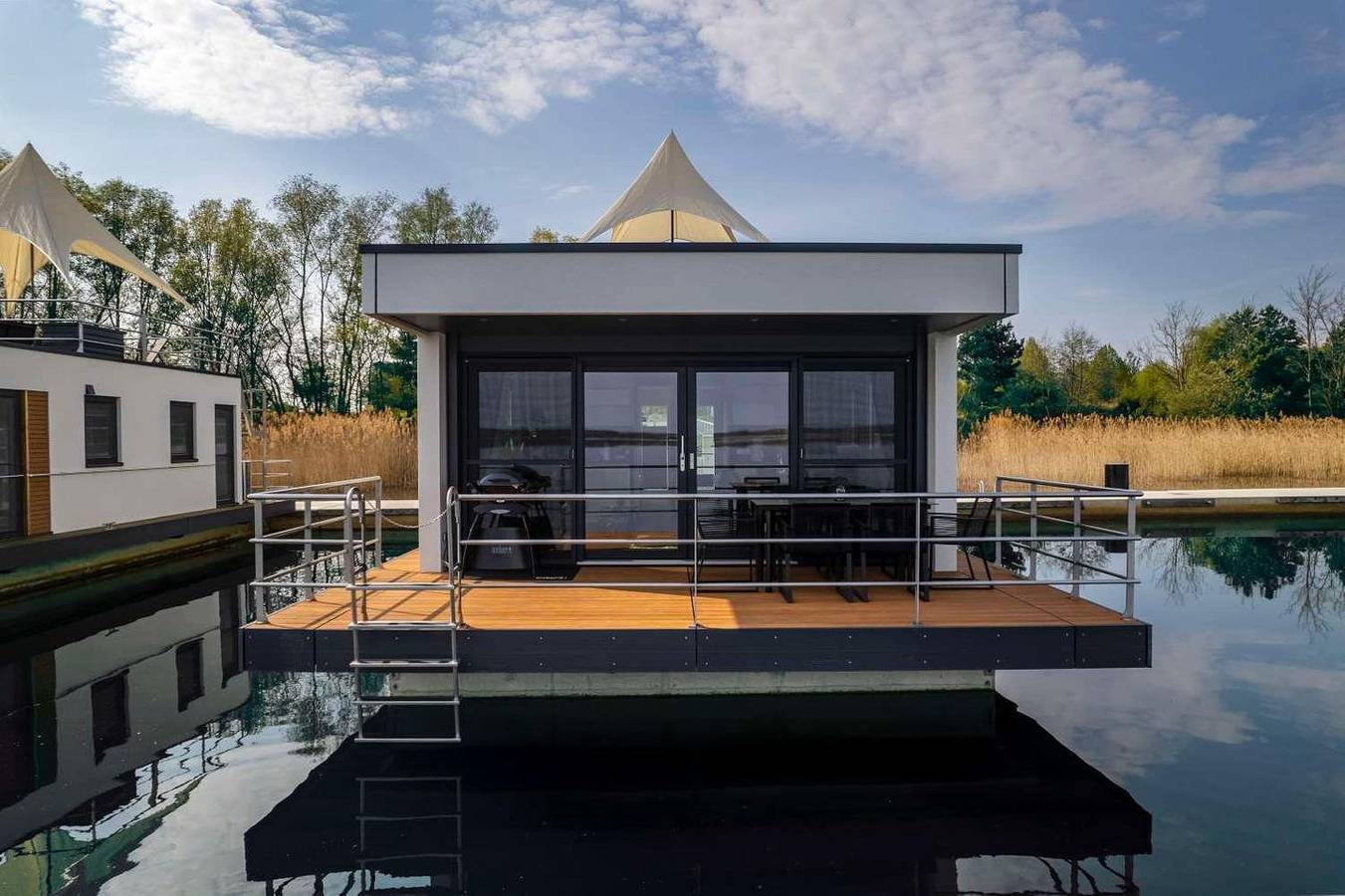 Floatinghouse Albatros: Seeblick & Terrasse für entspannte Tage im Spreewald in Laasow, Vetschau