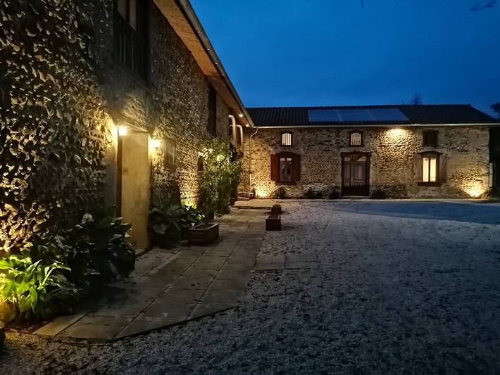 Gîte pour 11 personnes, avec terrasse et jardin à Peyraube