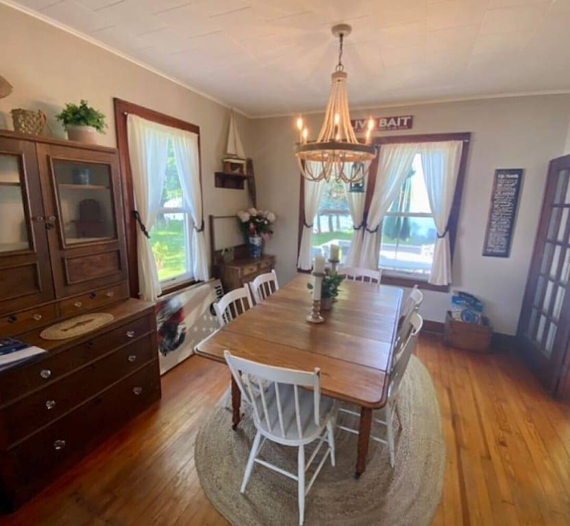 Charming cottage on Chaumont Bay, pet friendly, kayaks, dock, Ice Fishing in Jefferson County (NY)