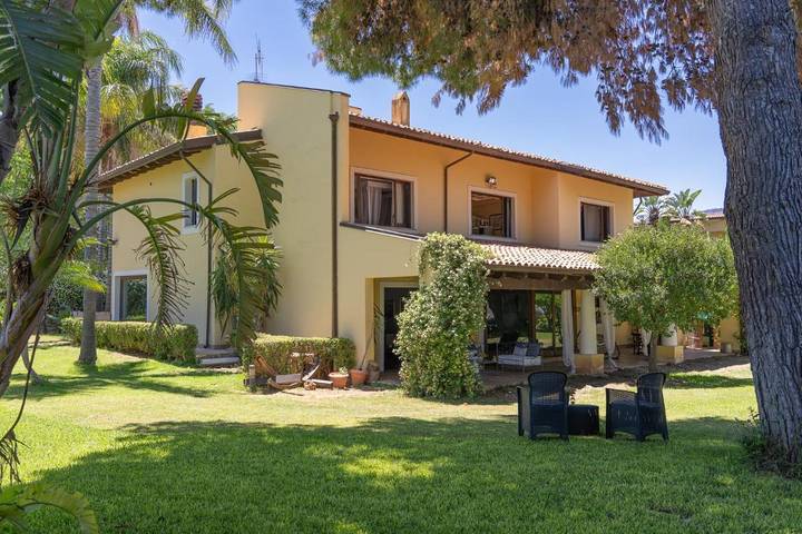 Villa con piscina per 15 persone, con idromassaggio e piscina nonché giardino, con animali domestici a Palermo
