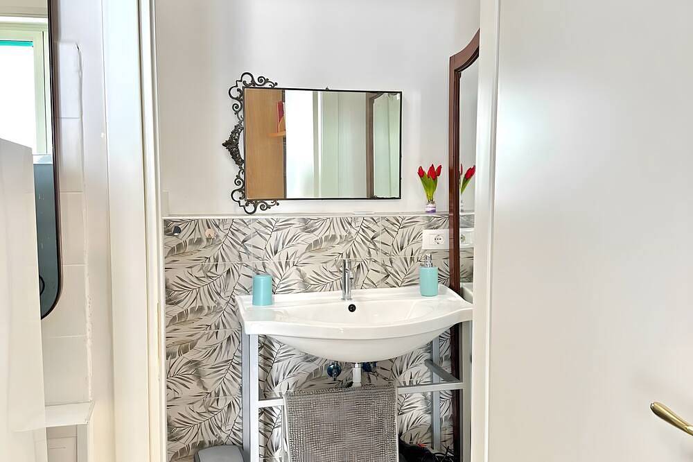 Appartement entier, Chambre 'Art Vintage-Lit Double Français' avec Balcon, Wi-Fi et Climatisation in Noicàttaro, Province de Bari
