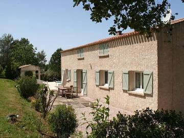 Location de vacances pour 8 personnes, avec jardin ainsi que vue et piscine, animaux acceptés à Brignoles