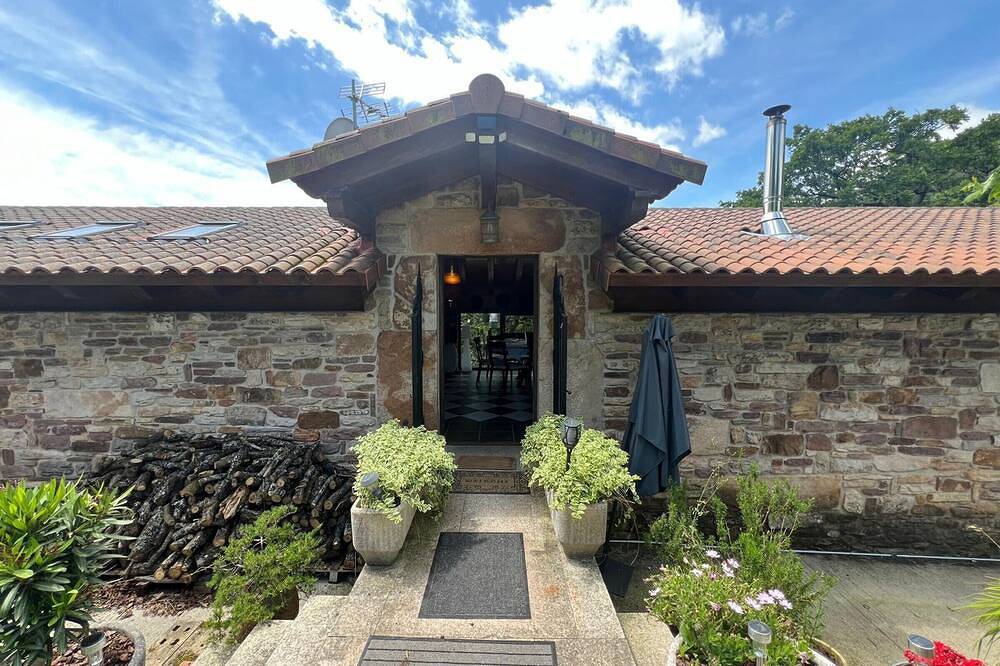 Beautiful Basque cottage for 12 with large grounds and hiking in Elgorriaga in Elgorriaga, Spanish Pyrenees