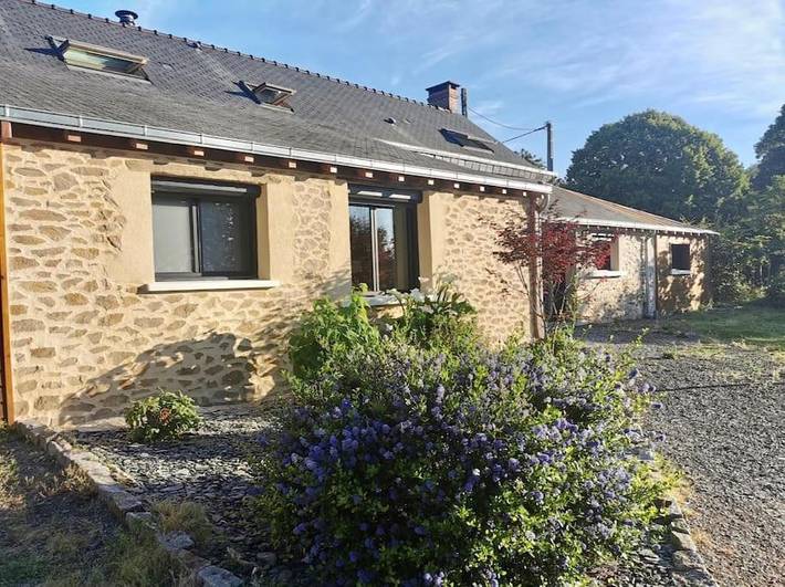 Gîte pour 13 personnes, avec terrasse ainsi que piscine et jacuzzi à Chazé-sur-Argos