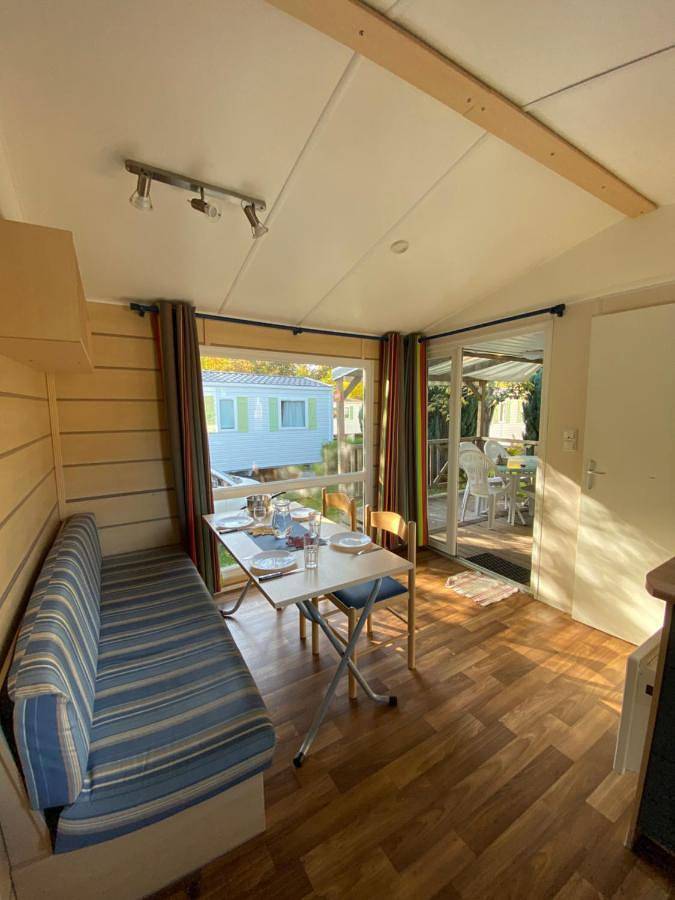 Camping pour 5 personnes, avec Terrasse ainsi que Jardin et Piscine