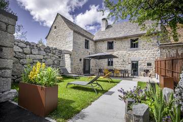 Gîte pour 12 personnes, avec terrasse et jacuzzi ainsi que jardin et sauna dans Prinsuéjols