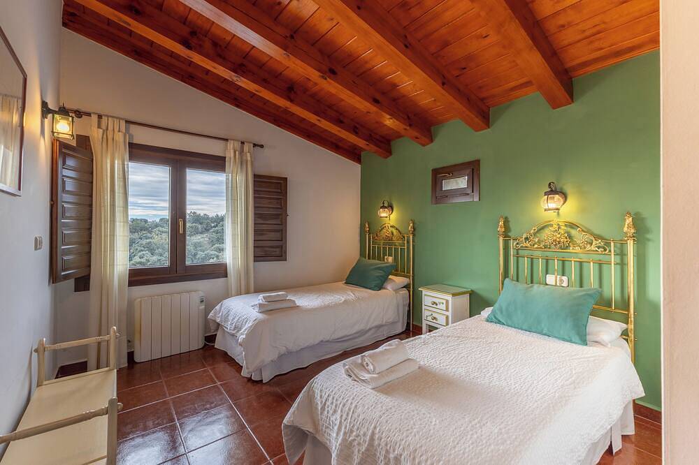 Apartamento entero, Apartamento 'Casa Alta' con piscina compartida, terraza privada y Wi-Fi in Fresnedillas de la Oliva, Provincia de Madrid