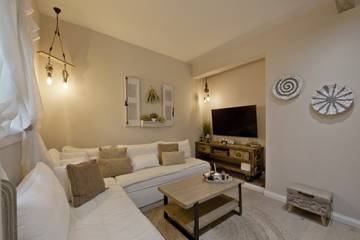Vacation Rental for 4 Guests in Central Section of Athens, Athens Centre, Picture 3