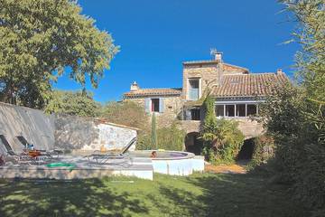 Gîte pour 10 personnes, avec jardin à Pompignan