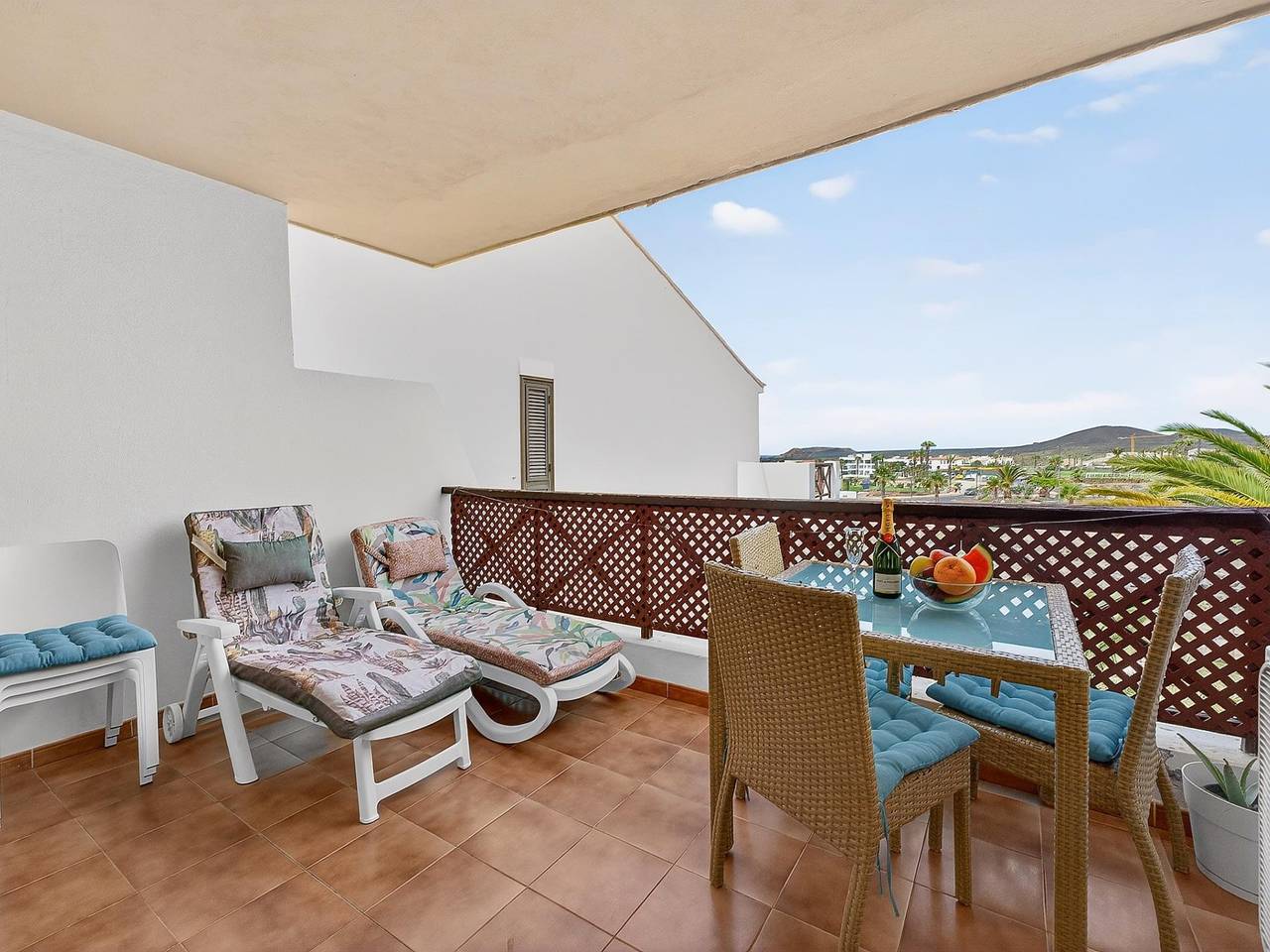 Entire holiday apartment, Cozy Apartment with Pool & Balcony, 900m to Beach in Las Adelfas, San Miguel de Abona