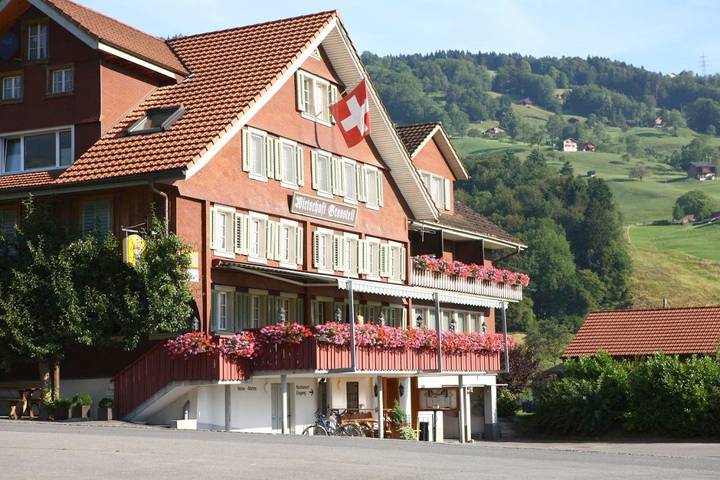 Hotel für 2 Personen, mit Balkon und Terrasse sowie Ausblick und Seeblick in Giswil