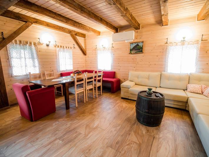 Vakantiehuis voor 8 personen, with sauna and zwembad as well as tuin and terras in Slovenië