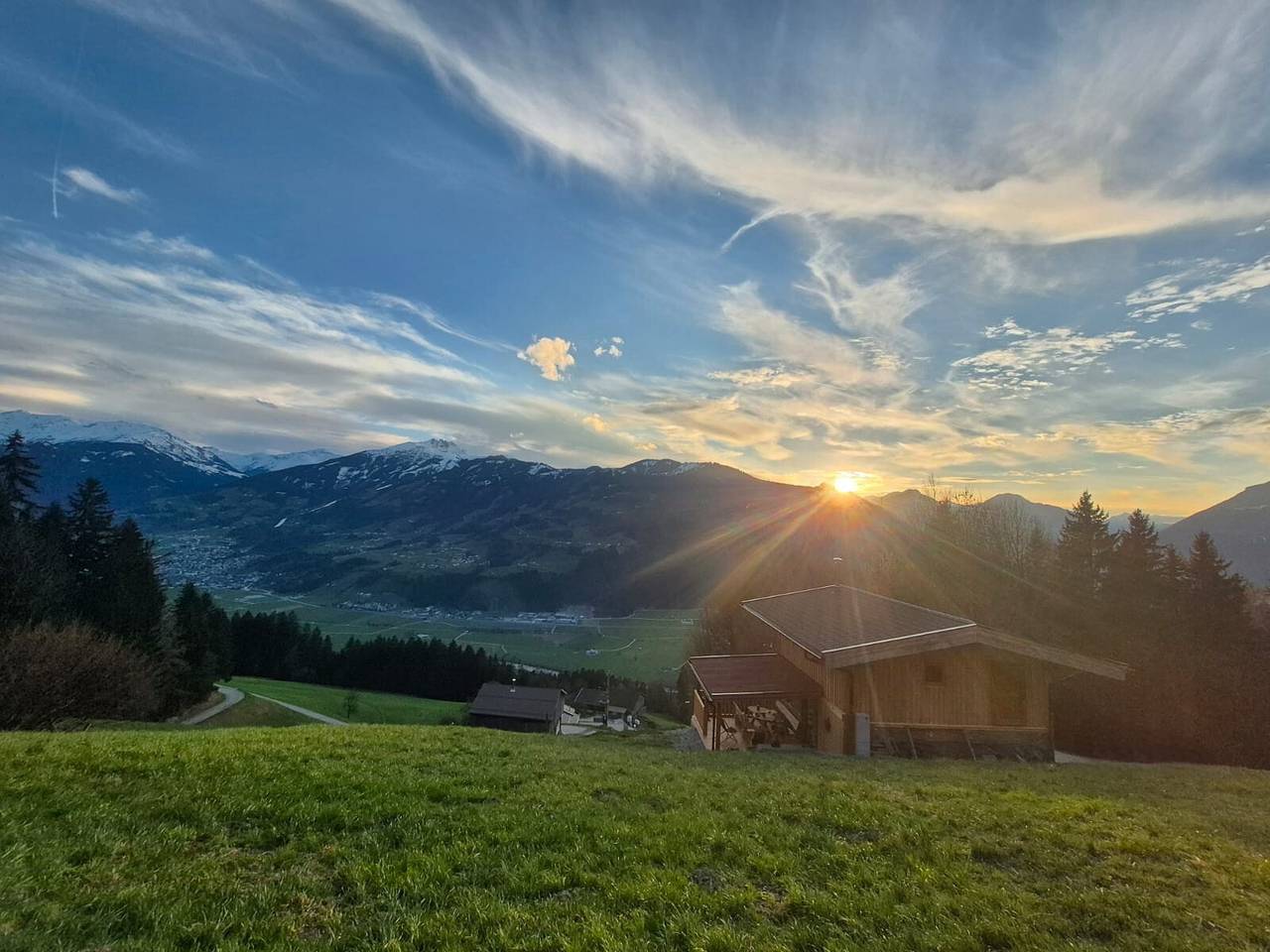 Casa de Férias 'Haus Glückswiese' com Vista para o Zillertal e Terraço Privado in Bruck am Ziller, Bezirk Schwaz