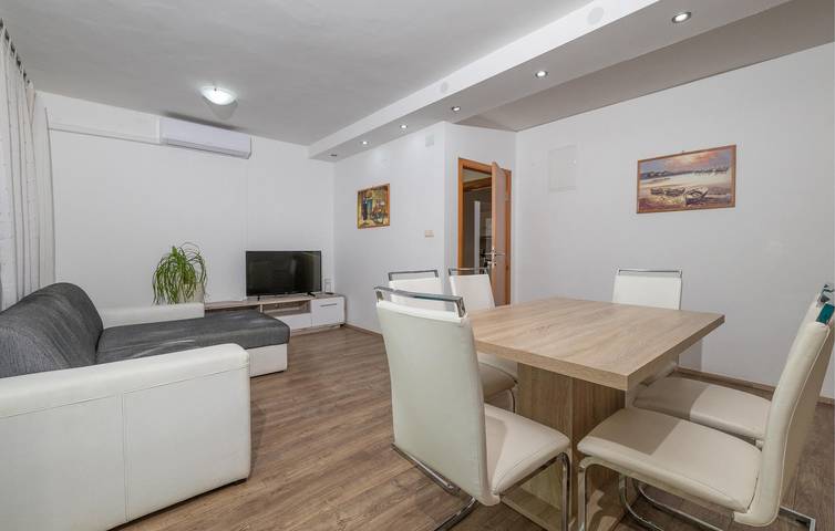 Ganze Ferienwohnung, Gemütliche 1-Zimmer-Wohnung in der Nähe des Strandes Mala Rajska mit Terrasse und Parkplatz in Lopar, Rab