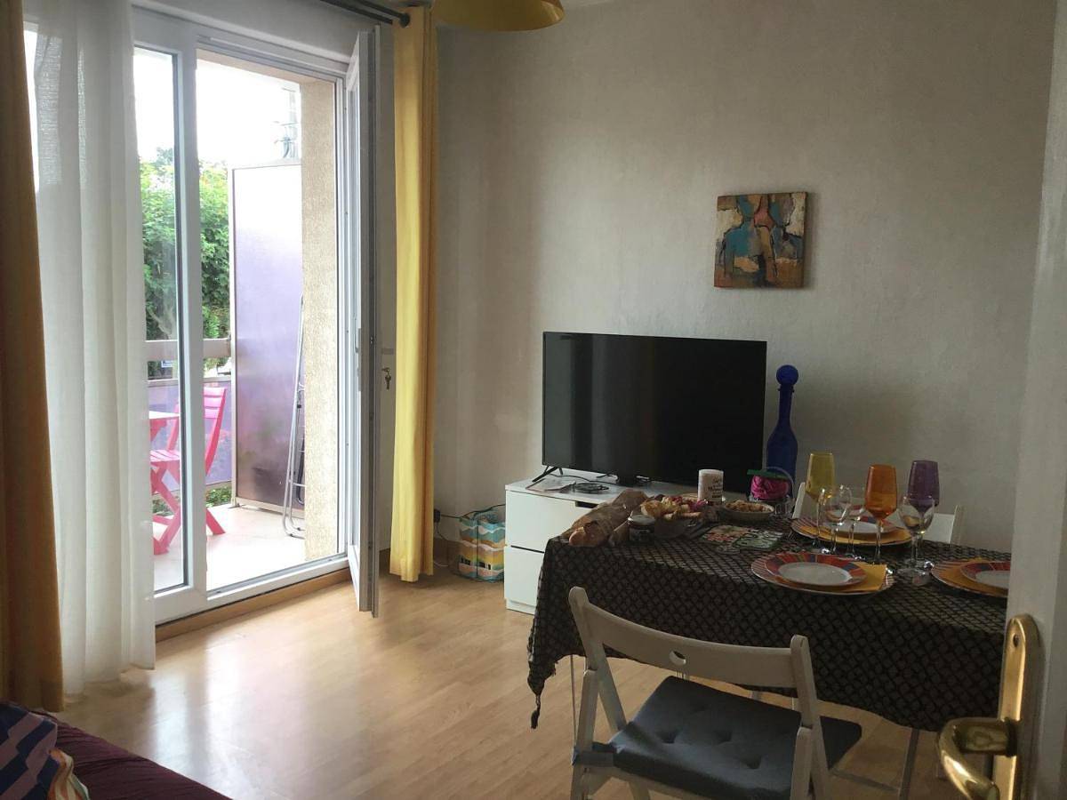 Chambre hôte près du ferry et de la mer confort wifi télé cuisine petit déjeuner logement independant in Ouistreham, Région de Caen