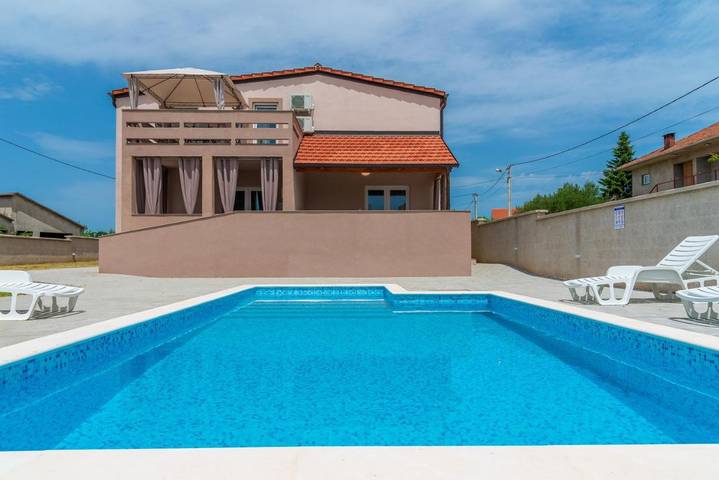 Ferienwohnung für 3 Personen, mit Pool und Garten sowie Balkon