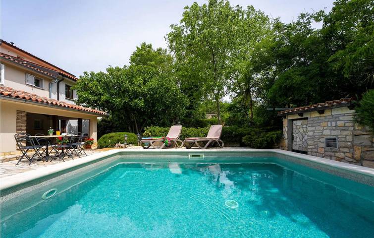 Gemütliche 2-Zimmer-Wohnung mit Pool, Terrasse und WLAN in der Nähe von Restaurants und dem Fluss in Vozilići, Ostküste Istrien