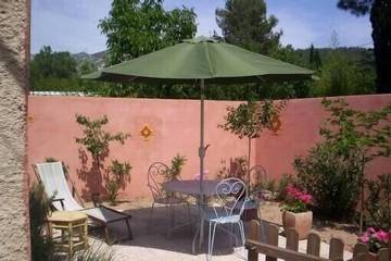 Gîte pour 2 personnes, avec jardin et terrasse à Gémenos