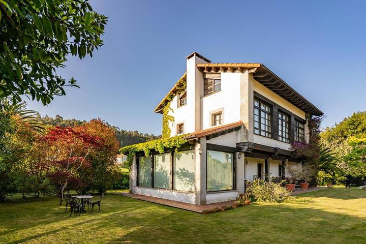 Casa de vacaciones para 10 personas, con vistas y jardín en Andrín