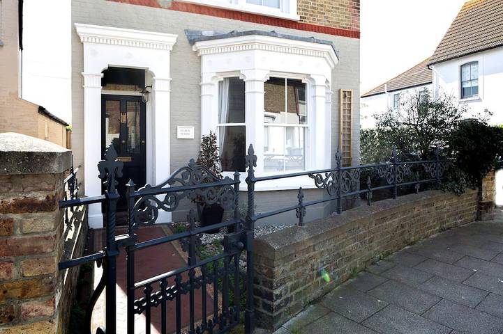 Vacation rental for 9 people, with Terrace and Yard in South East England