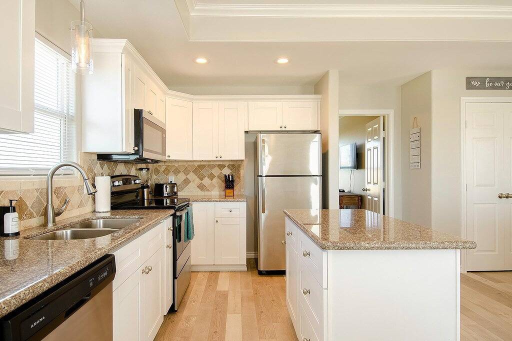 Gulf Breeze - 2 bedroom, 2 bath home that sleeps 6 - Beach & The Gulf Breeze! in Crystal Beach, Galveston County