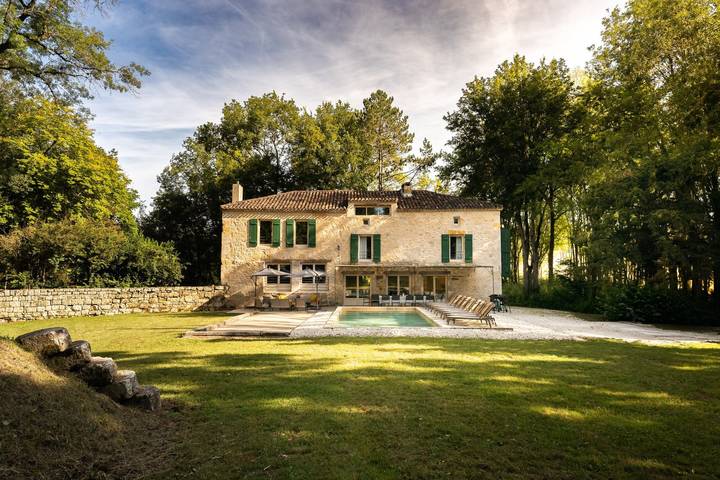 Gîte pour 18 personnes, avec piscine ainsi que terrasse et jardin, animaux acceptés à Saint-Vincent-de-Lamontjoie