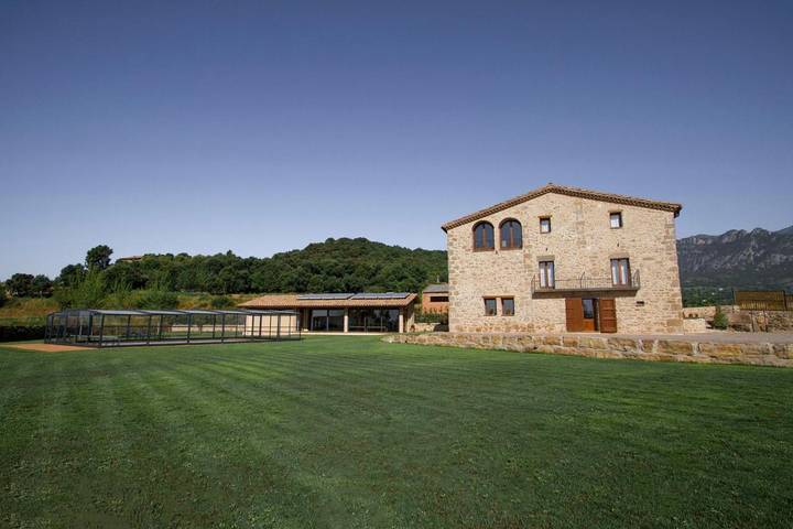 Chalet para 18 personas, con jardín además de piscina y jacuzzi, Familias con niños en Berguedà - 2
