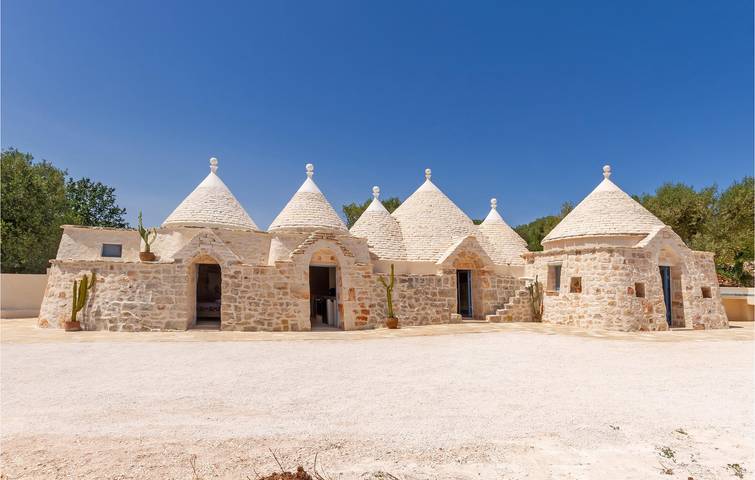 Location de vacances pour 15 personnes, avec piscine ainsi que terrasse et jardin, animaux acceptés à Ostuni - 4
