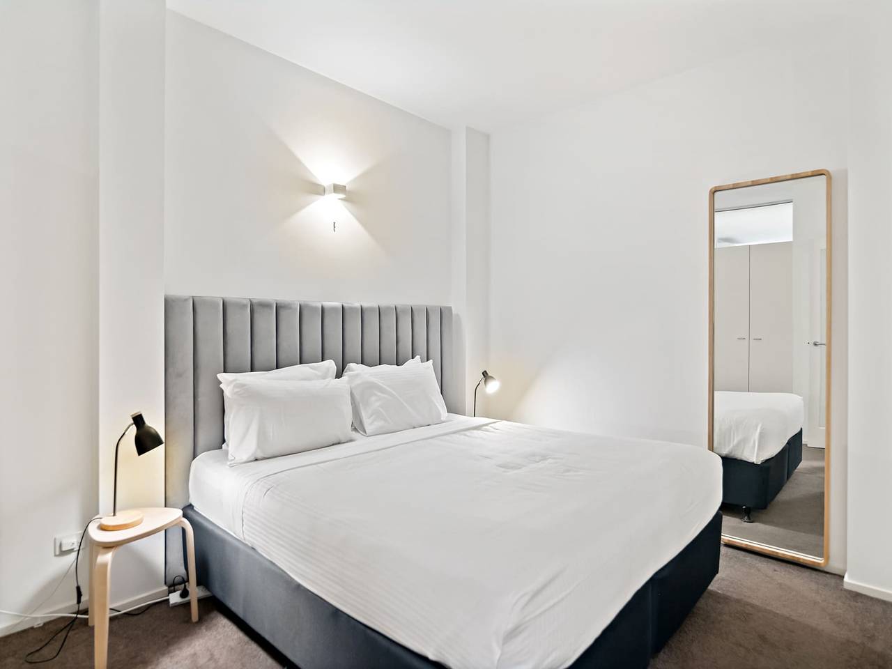 Entire apartment, Modern, renovated apartment in Melbourne Cbd in Melbourne, Victoria