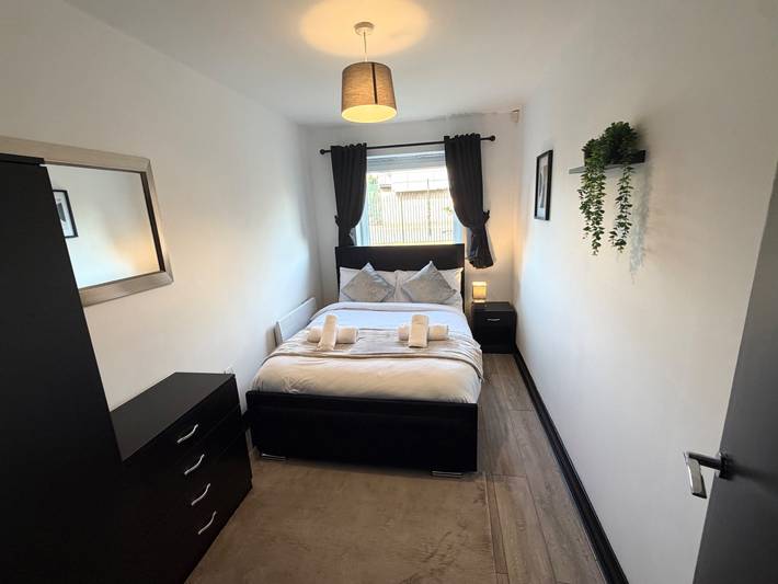 Ganze Ferienwohnung, Oak & Noir 2 Bed 2 Bath Wifi Free Parking Near Uni in Manchester, Greater Manchester