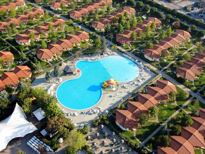 Ferienwohnung für 7 Personen, mit Balkon/Terrasse und Terrasse sowie Kinderpool und Pool in Peschiera del Garda - 2
