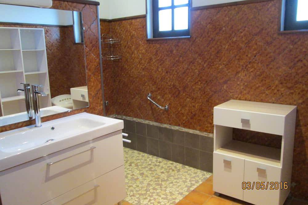 Detached Country House Weekly Rental Plot 2400 M2 Wooded Fenced in Barjac, Alès region