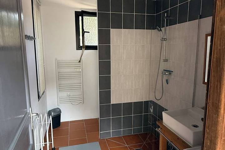 Location de vacances pour 2 personnes, avec terrasse ainsi que jardin et piscine à Pardailhan - 4