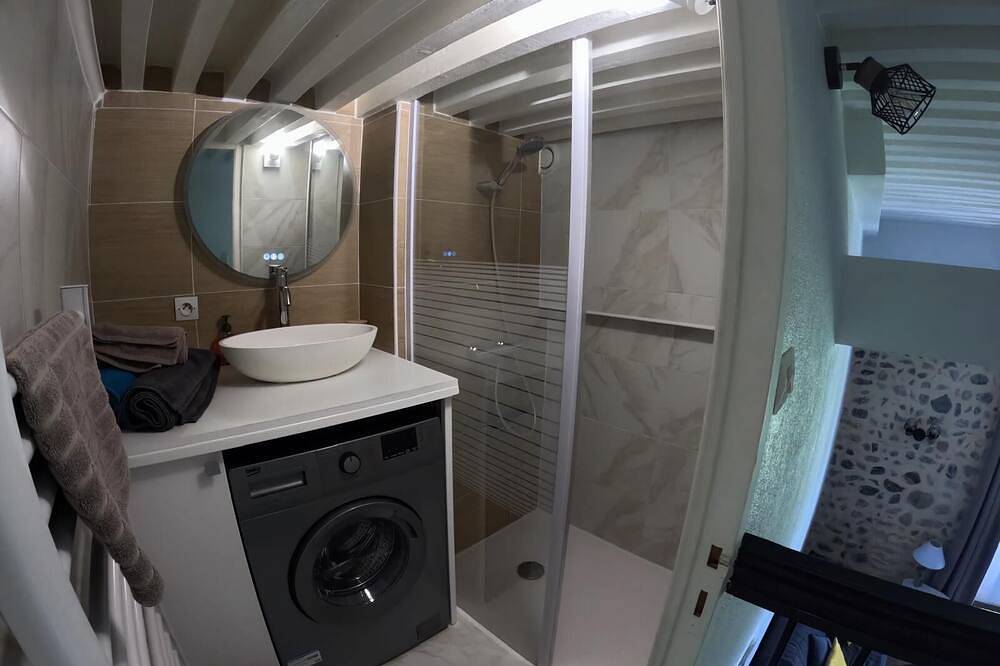 Ganze Wohnung, Château D'uriage: Studio Atypique à 20 min de Grenoble et a 20 min de Chamrousse in Saint-Martin-d'Uriage, Isère