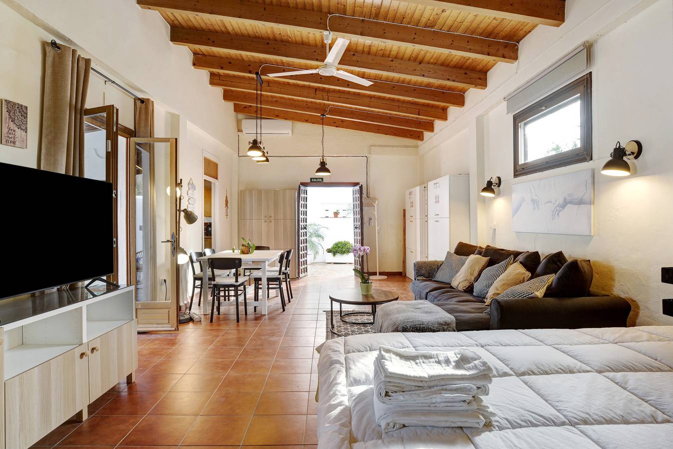 Entire studio, Loft 'Villa la Luna La Casita' with Shared Pool, Terraces & Wi-Fi in Vejer de la Frontera, Costa de la Luz