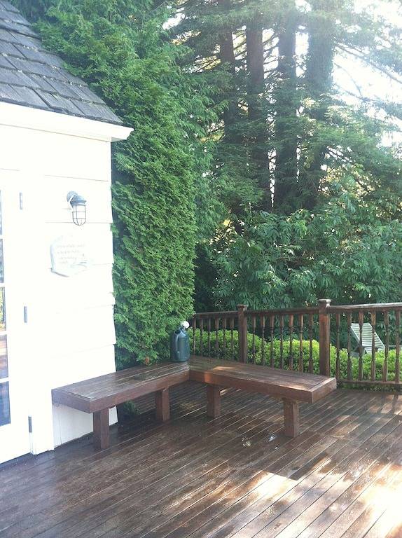 Blick auf das Meer, die Berge und Inseln in der Nähe von Mukilteo Lighthouse, Boeing & Trai in Everett, Snohomish County