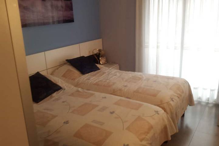 Appartement entier, Grand appartement en front de mer, calme, vue magnifique sur la mer, avec garage in Els Pins Blanes, Blanes