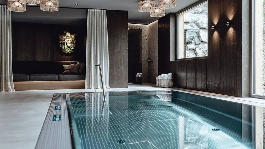 Ferienhaus für 12 Personen, mit Pool und Sauna sowie Whirlpool und Garten