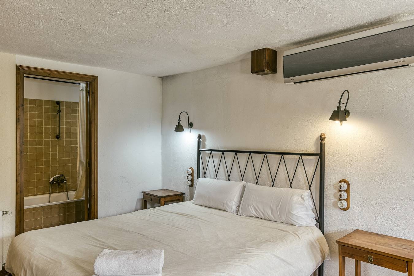 Room 'Gregal' with Shared Pool, Wi-Fi and Air Conditioning in Vilamarí, Cornellà del Terri
