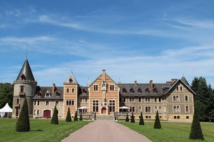 Château pour 50 personnes, avec Jacuzzi ainsi que Jardin et Sauna dans Allier