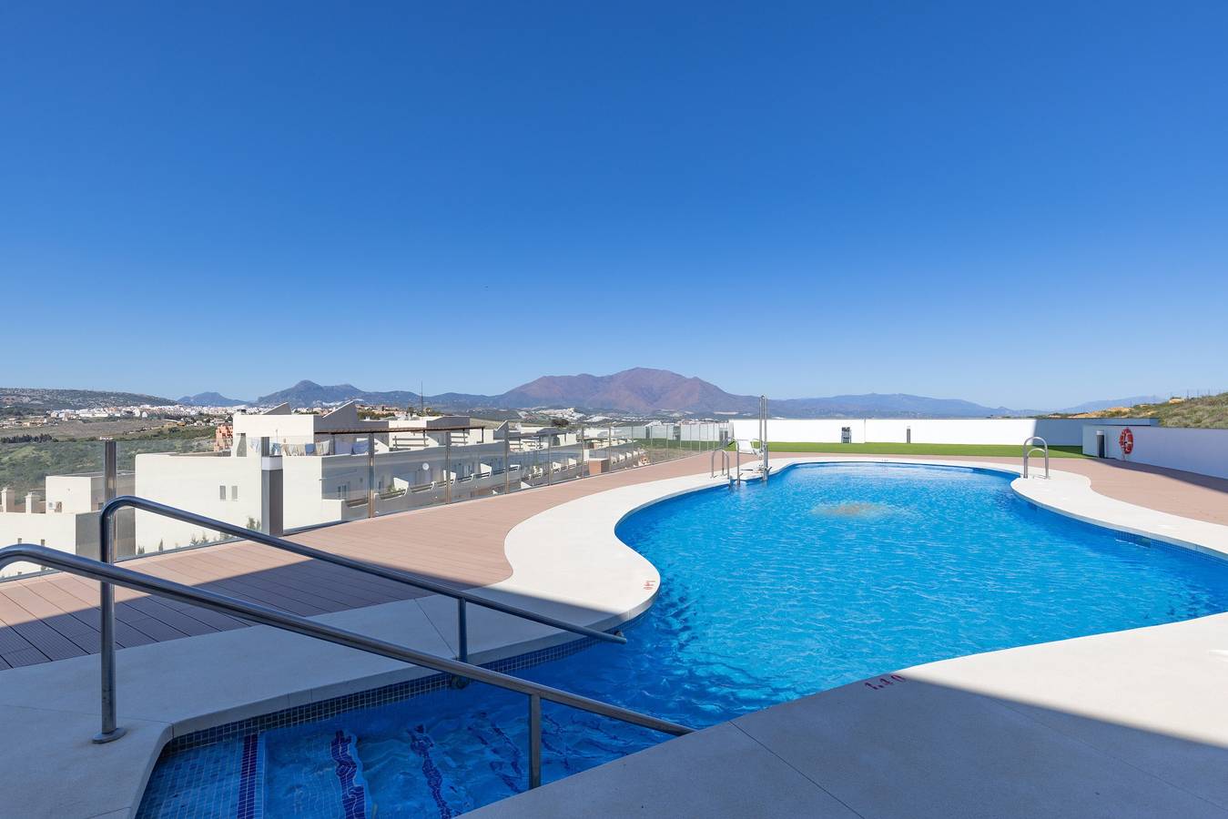 Entire apartment, Apartment 'Blue Sunset Penthouse' with Sea View, Terraces & Wi-Fi in La Duquesa, Manilva