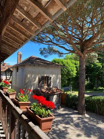 Gîte pour 4 personnes, avec vue ainsi que terrasse et piscine à Joyeux