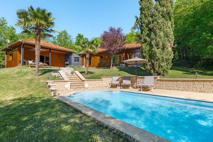 Gîte pour 9 personnes, avec piscine, animaux acceptés à Lachapelle-Auzac