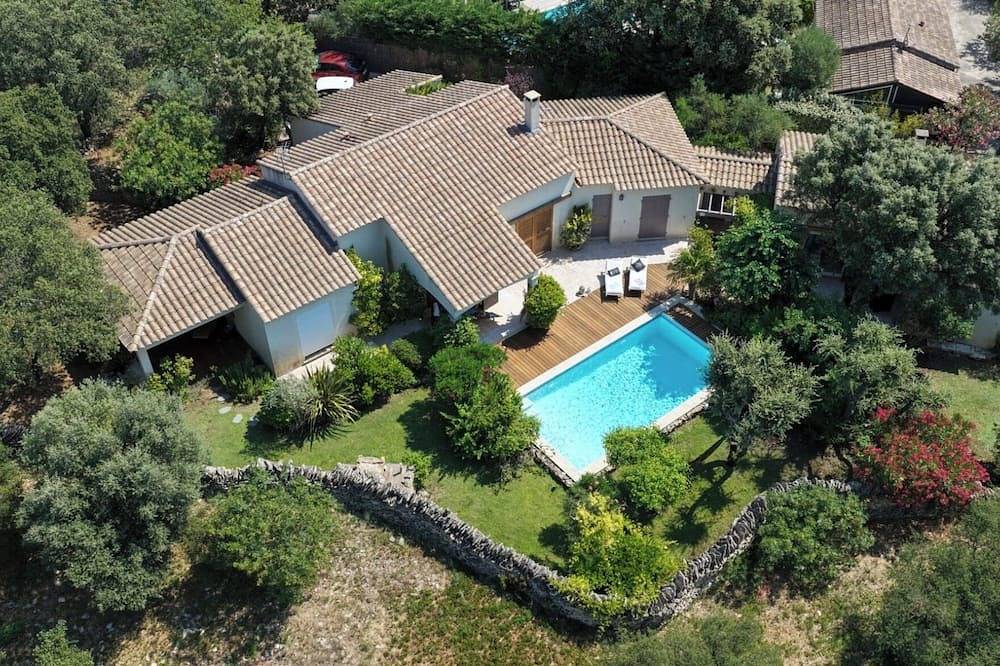 Charming house, Zen atmosphere in the garrigue, Private heated pool & Jacuzzi in Castillon-du-Gard, Nimes und Umgebung