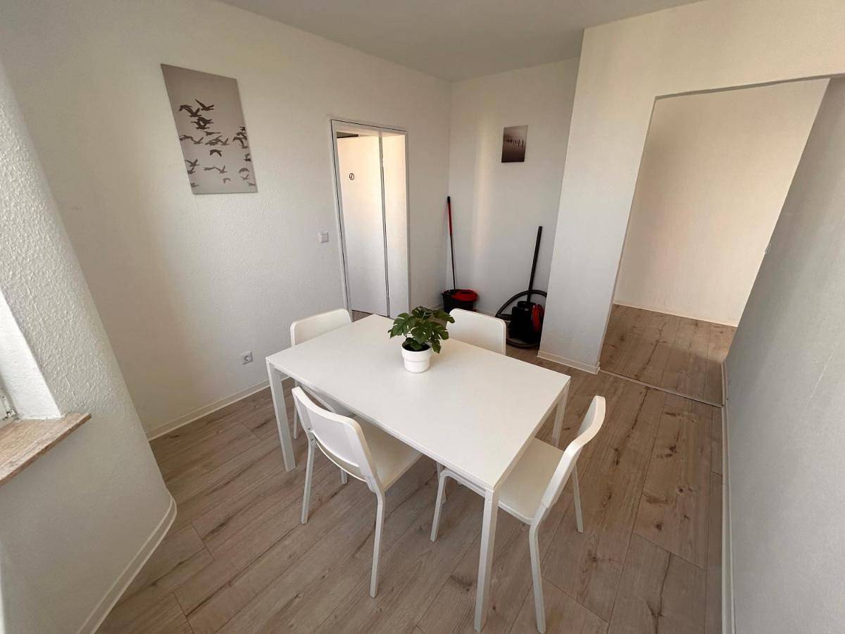 Appartement entier, Bookandstay24 com Dietzenbach 2 Zimmerwohnung mit Balkon, Küche und Parkplatz in Dietzenbach, Arrondissement d'Offenbach